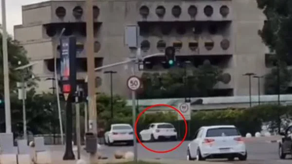 Motorista de BMW bate em carros durante racha na Asa Sul e foge; vídeo