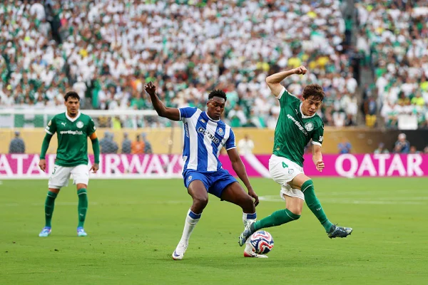 Imagem colorida de jogo entre Palmeiras x Porto - Metrópoles