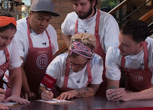 MasterChef Profissionais: Simone se enrola em preparos com ovos e sai