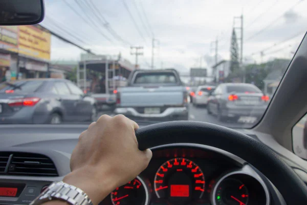 Mão de motorista no volante. CNH - Metrópoles