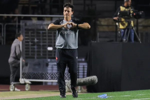 Foto colorida de Fernando Diniz mandando coraçãozinho - Metrópoles