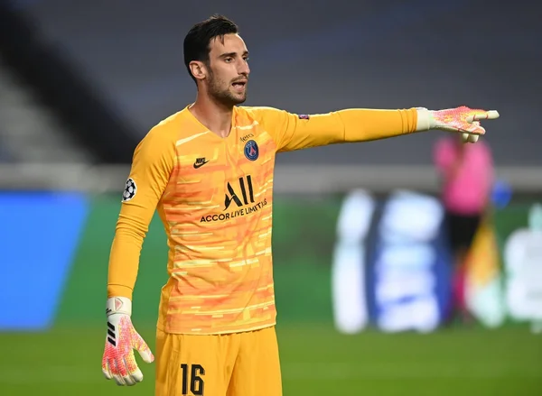 Barulho de caminhão de lixo causou acidente de goleiro do PSG com cavalo