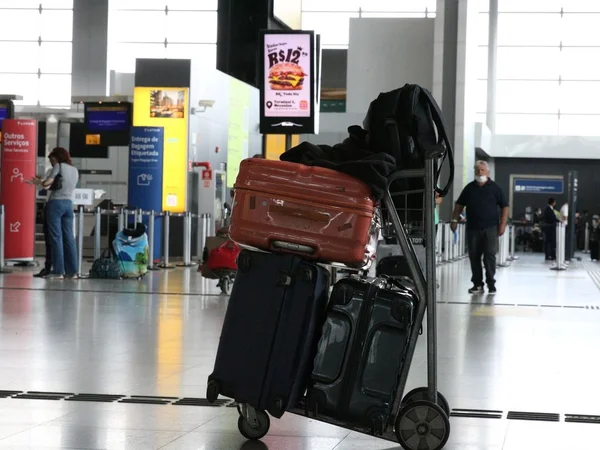 PF mira quadrilha que trocava malas para traficar drogas em aeroporto