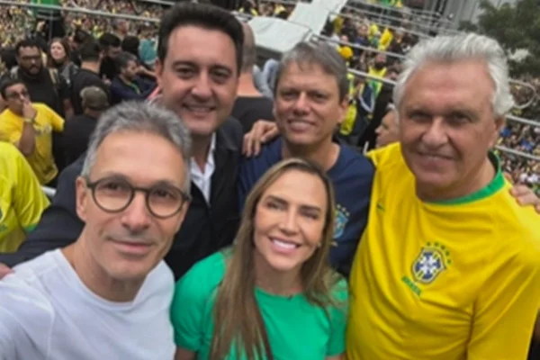 Foto colorida de Celina Leão ao lado de governadores