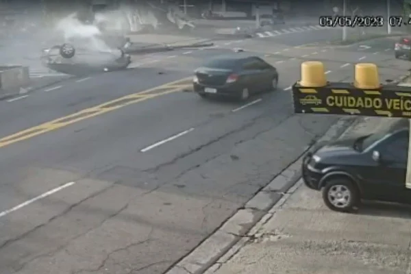 Motorista em alta velocidade perde controle de carro e capota em Santo André (SP)