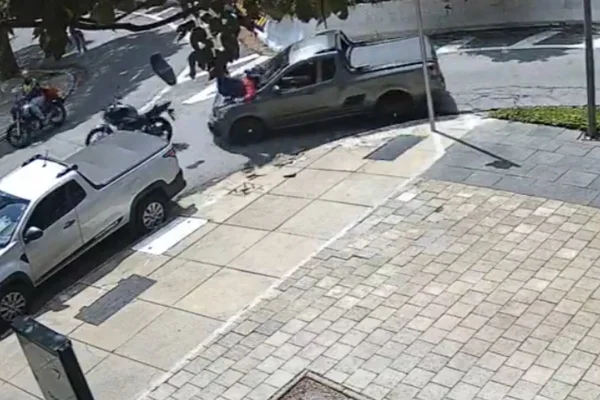 Arquiteto atropela assaltante