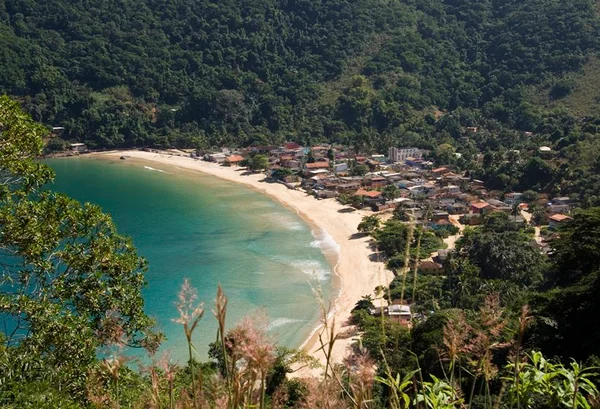 Cinco pessoas estão desaparecidas após naufrágio de escuna em Angra
