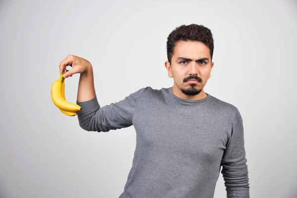 Homem segurando banana