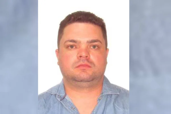 Douglas Dias de Freitas. Homem branco, de olhos claros, rosto redondo, usando uma camisa jeans - Metrópoles