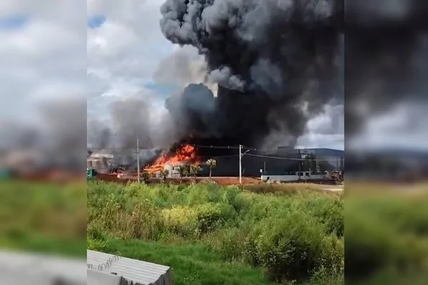 Vídeo: incêndio atinge indústria química e libera fumaça tóxica em SC