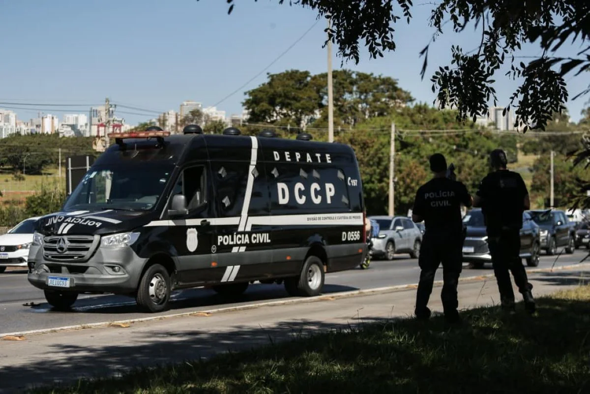 Viatura da Divisão de Controle e Custódia de Presos (DCCP) se envolve em acidente durante transporte de detentos, na EPTG.
Viatura da Divisão de Controle e Custódia de Presos (DCCP) se envolve em acidente durante transporte de detentos, na EPTG.