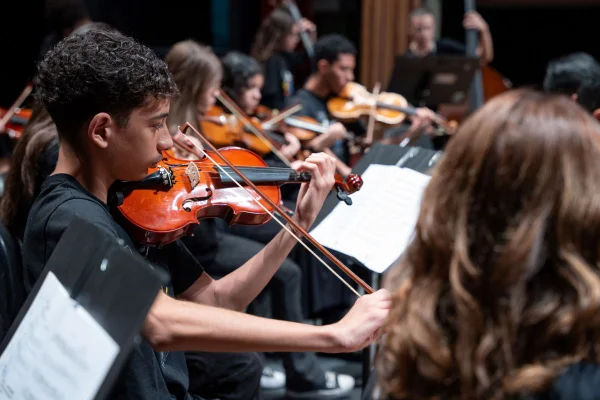 O GURI, programa de educação musical da Secretaria da Cultura de SP, oferece cursos de música de instrumentos, orquestra, canto e teoria - Metrópoles