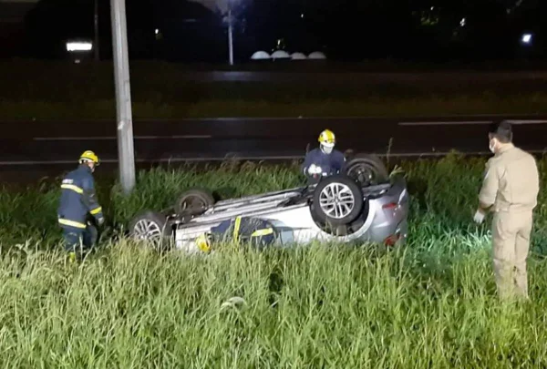 Carro capotado e abandonado no Contorno Sul intriga Corpo de Bombeiros