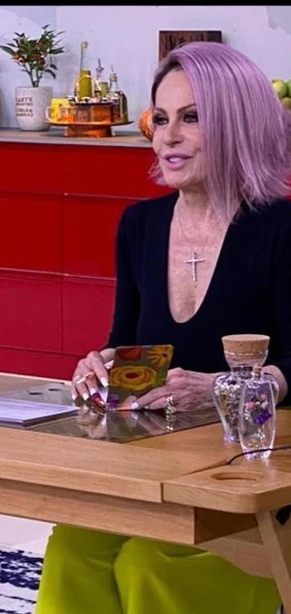 Ana Maria Braga aparece sem aliança e levanta suspeitas de término - destaque galeria Ana Maria Braga aparece sem aliança e levanta suspeitas de término - destaque galeria