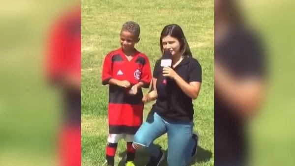 Atleta do sub-07 do Flamengo viraliza ao criticar tamanho da camisa