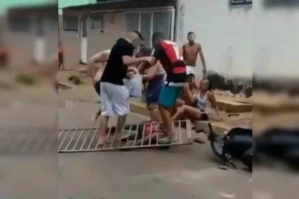 Cenas fortes: suspeito de matar ex é espancado por vizinhos no DF
