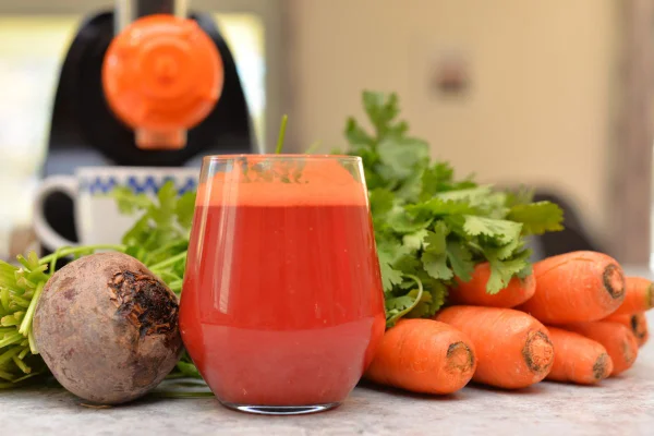 foto colorida suco de beterraba com cenoura