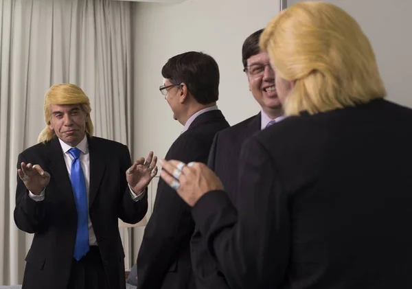 Crítica: O Candidato Honesto 2 satiriza política com humor histérico