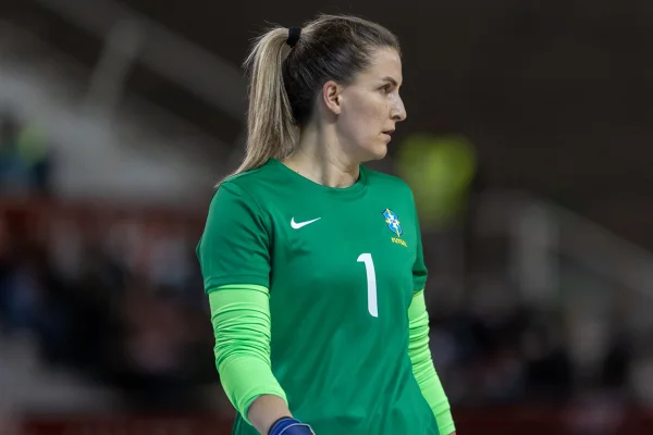 Goleira da Seleção de futsal desabafa: “Estamos em segundo plano”