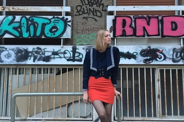 Russas produzem looks criativos com roupas abandonadas em Berlim
