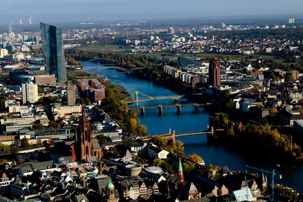 Bomba da II Guerra Mundial é detonada no rio Meno, em Frankfurt