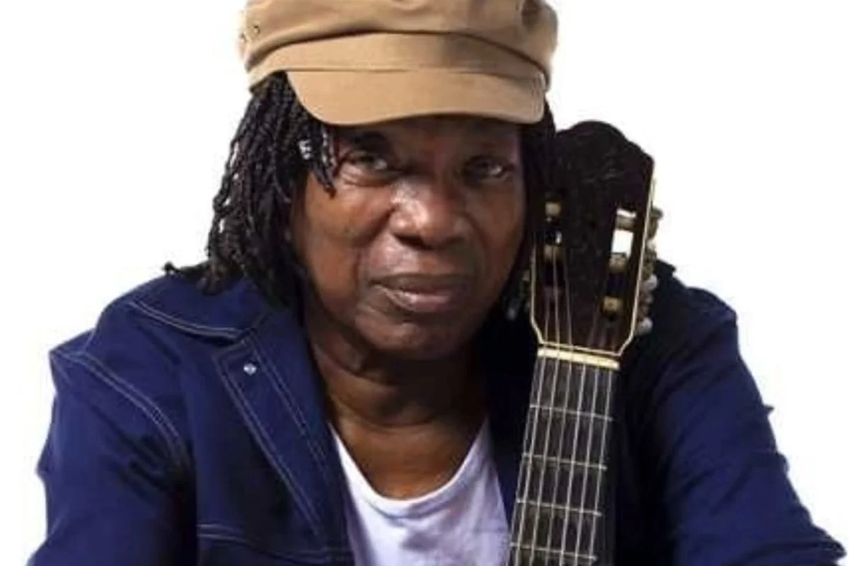 Milton Nascimento posa com um violão Milton Nascimento posa com um violão