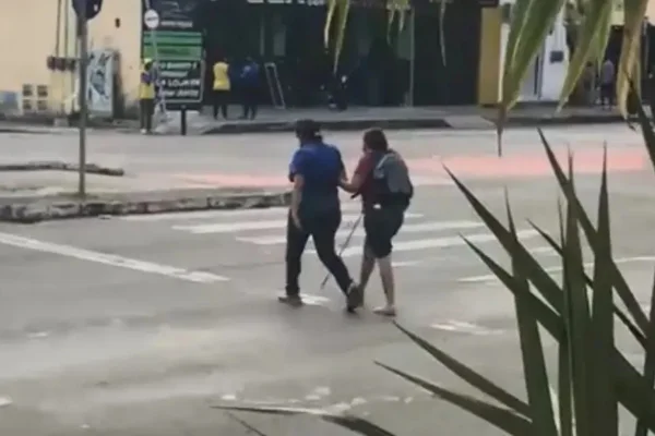 Vídeo: motorista de ônibus ajuda passageira cega a atravessar rua