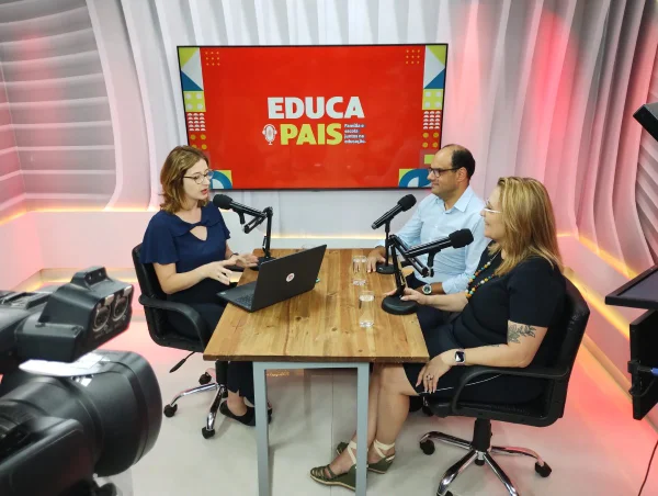 Foto colorida da gravação do décimo episódio do videocast EducaPais - Metrópoles