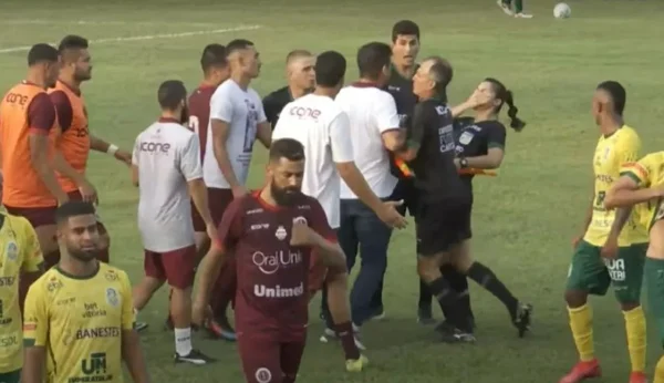 Técnico dá cabeçada em mulher durante jogo do Campeonato Capixaba