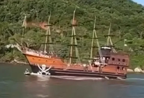 SC: casal é atingido por barco pirata enquanto namorava em jet ski - Metrópoles