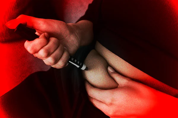 Ilustração mostra homem aplicando dose de caneta emagrecedora na barriga. Fake mounjaro, fake retatrutida
