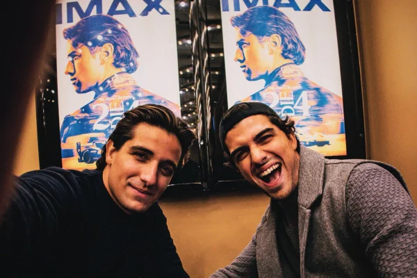 Os irmãos André e Salomão Abdala, os Abdala Brothers, lançaram, nessa quinta-feira (30/4), o 1º iMax brasileiro, 2DIE4: 24 Horas no Limite - Metrópoles