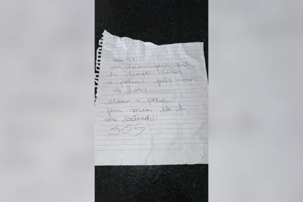 Mulher usa bilhete para pedir socorro