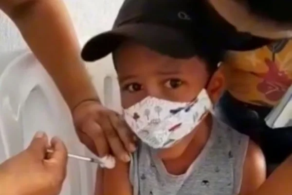 Criança grita “Fora, Bolsonaro” ao se vacinar e vídeo viraliza