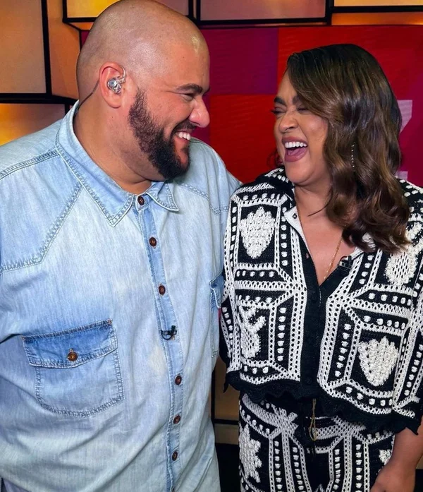 Preta Gil e Gominho posam juntos e sorridentes para as redes sociais - Metrópoles
