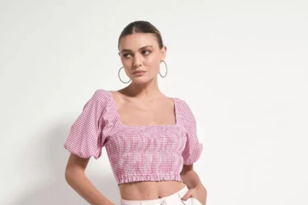 Modeo usa cropped xadrez com mangas bufantes e lastex no busto