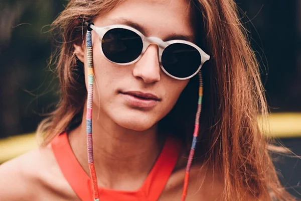 Cordinhas de óculos são moda no Instagram e aposta para verão 2018