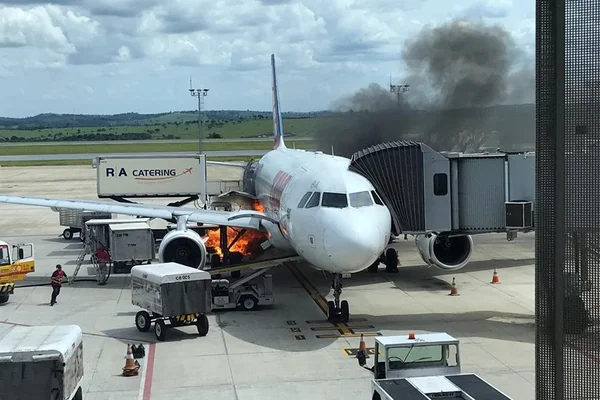 Avião com chamas no aeroporto de BH causa pânico em passageiros. Veja