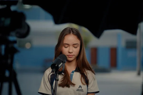 Menina atrás do microfone