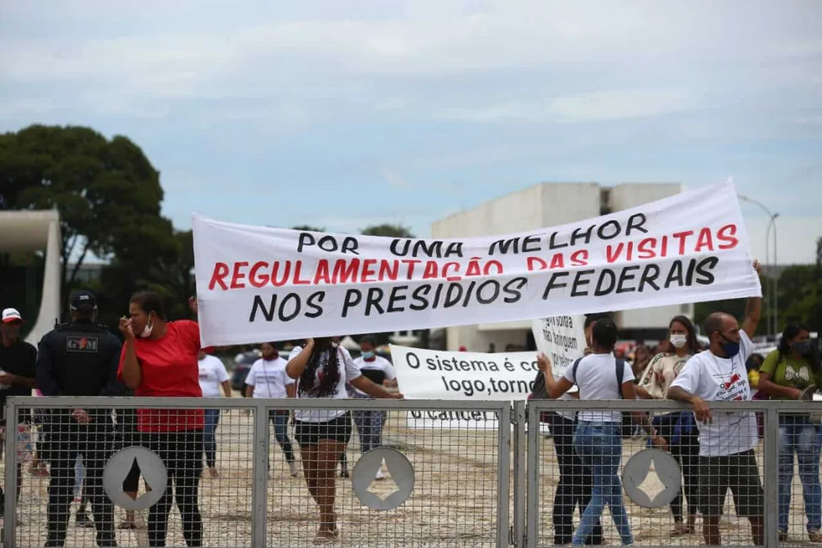 Familiares de presos protestam por condições humanitárias no sistema prisional Familiares de presos protestam por condições humanitárias no sistema prisional