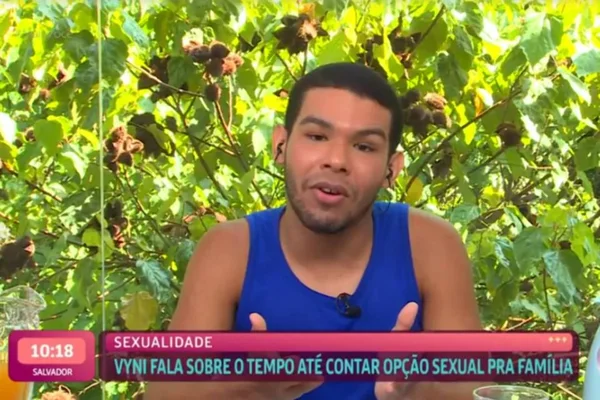 Oitavo eliminado do BBB, Vyni dá entrevista pela manhã no programa da Ana Maria Braga e fala de opção sexual. Ele usa regata azul - Metrópoles