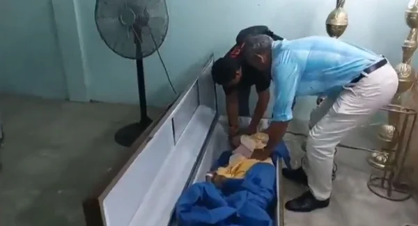 Equador: idosa dada como morta acorda durante o próprio velório; vídeo