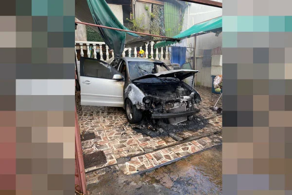 Carro pega fogo em garagem de residência no DF. Veja imagens
