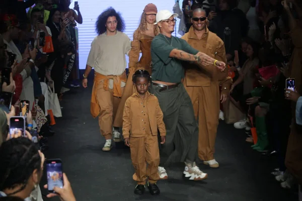Bless e mais pessoas no desfile da Dendezeiro no São Paulo Fashion Week N54 - Metrópoles