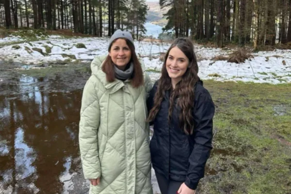 Foto colorida de duas mulheres de casaco - Metrópoles