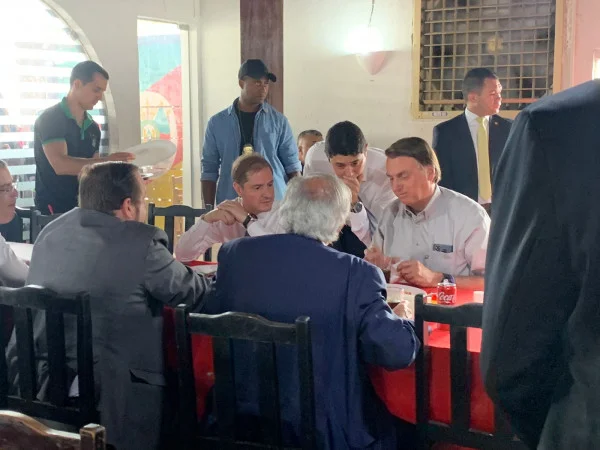 Vídeo: Bolsonaro almoça em churrascaria e assiste a programa de Lula