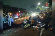 Carro bate em poste e capota no Sudoeste