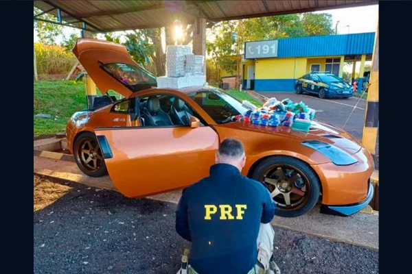 Carro de luxo apreendido pela PRF com carga ilegal