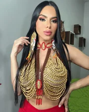 Tamires é natural de Manaus e é guia do Boi Vermelho e Branco e uma das mais cotadas para assumir o lugar de Isabelle como cunhã-poranga do Boi Garantido. Ela já passou por seletivas para ocupar o posto em 2025