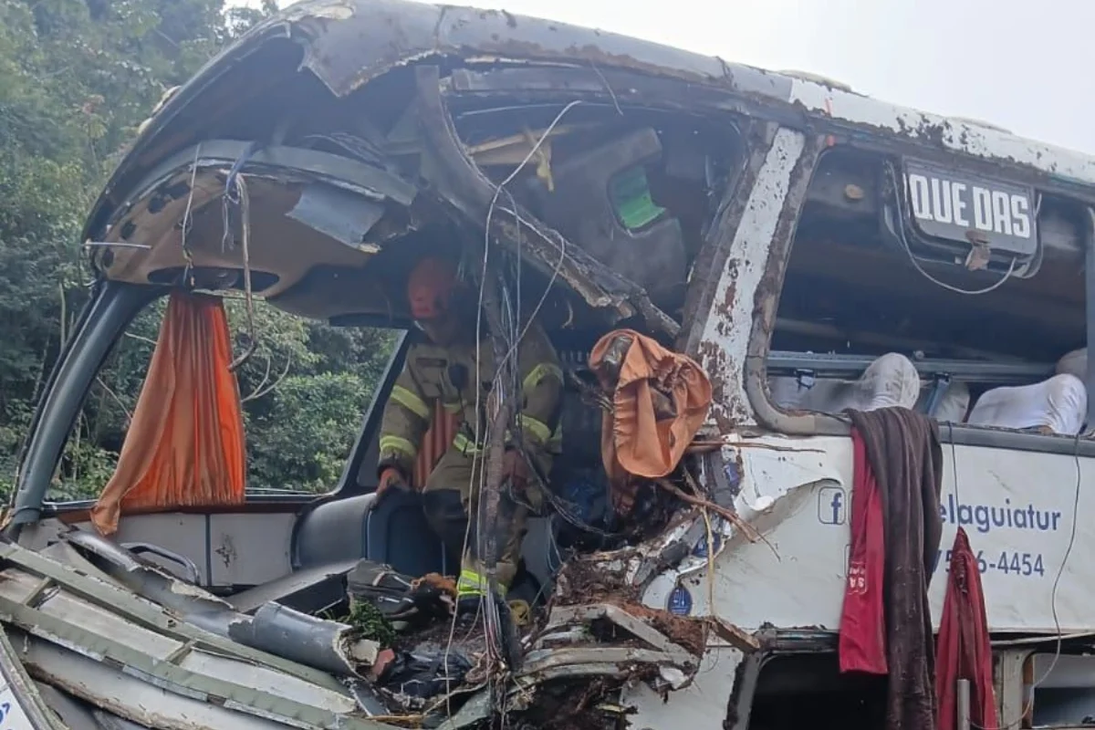 Ônibus ficou destruído após o acidente Ônibus ficou destruído após o acidente